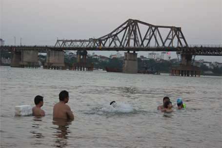 Nhiều người đổ xô ra sông Hồng tắm